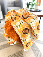 Load image into Gallery viewer, Top Quality Sunflower adult Minky blanket, perfect as a stylish throw in your living room or extra warmth on your bed, suitable year-round.