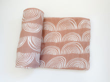 Load image into Gallery viewer, Temperature-regulating, eco-friendly Dusty Pink Arches bamboo swaddle, ideal for all seasons and sensitive baby skin.